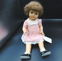 16'' 1940s UNMARKED COMPOSITION GIRL, BRUNETTE MOHAIR WIG, ORIGINAL PINK DRESS #1715